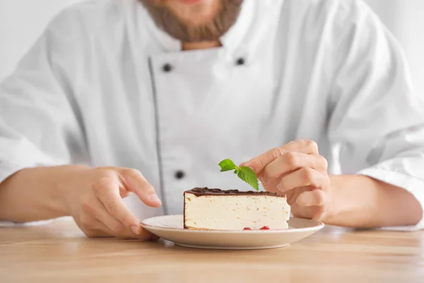 Pohledný mužský kuchař s chutným koláčem v kuchyni — Stock fotografie