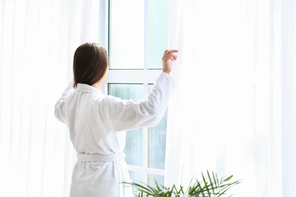 Manhã de bela jovem mulher cortinas de abertura no quarto — Fotografia de Stock