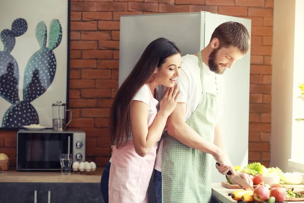 Junges Paar kocht gemeinsam in Küche — Stockfoto