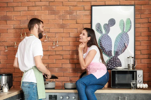 Young couple cooking together in kitchen — Stock Photo, Image