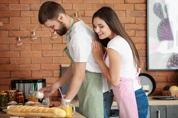 Genç çift mutfakta birlikte yemek pişiriyor. — Stok fotoğraf