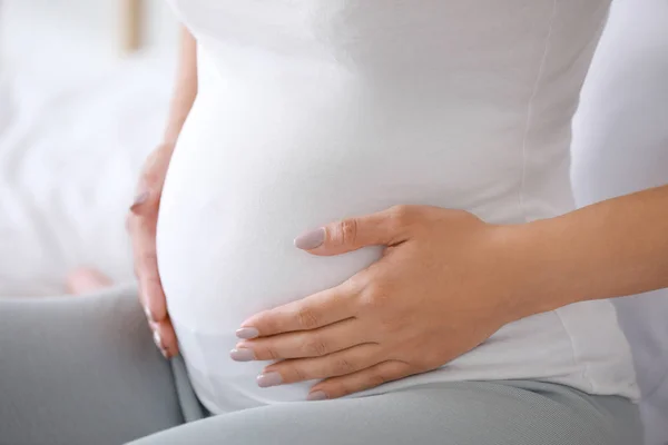 Piękna młoda kobieta w ciąży w sypialni, zbliżenie — Zdjęcie stockowe