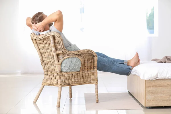 Joven guapo relajándose en casa — Foto de Stock