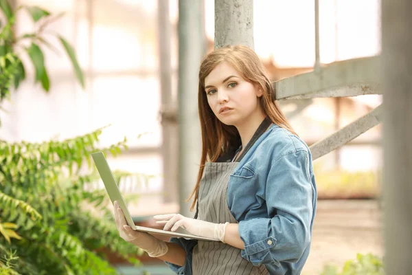 温室中带笔记本电脑的女农业工程师的肖像 — 图库照片