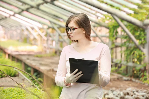 Female agricultural engineer working in greenhouse — Stock Photo, Image