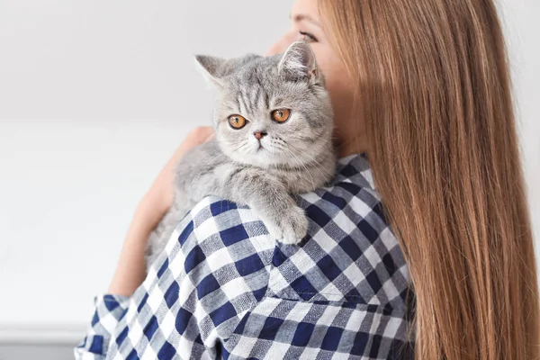 Gyönyörű fiatal nő aranyos macska otthon — Stock Fotó