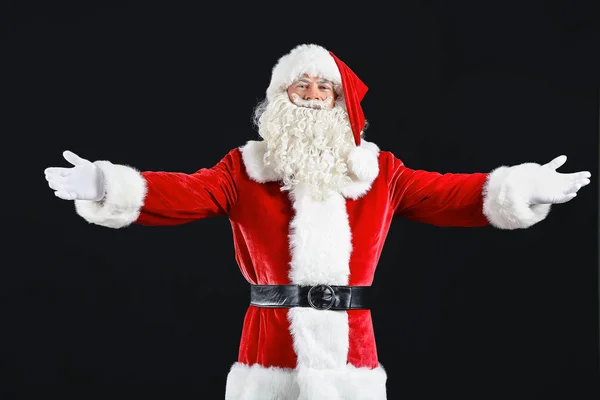 Porträt des Weihnachtsmannes auf dunklem Hintergrund — Stockfoto