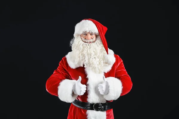 Retrato de Santa Claus mostrando el pulgar hacia arriba sobre fondo oscuro —  Fotos de Stock