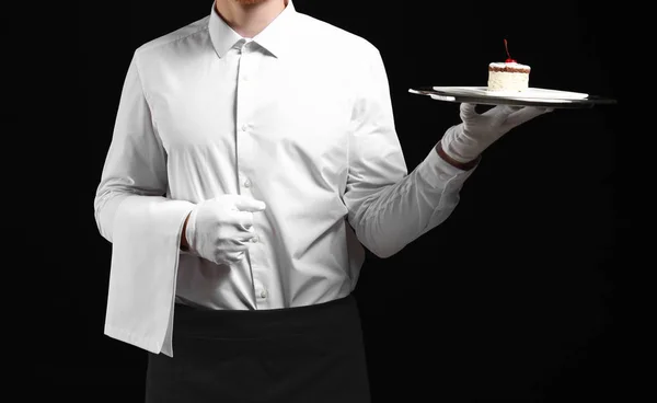 Przystojny kelner z deser na ciemnym tle — Zdjęcie stockowe