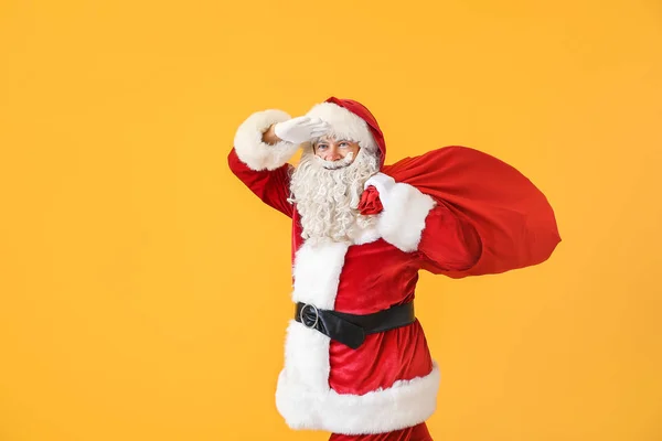 Portret Świętego Mikołaja z torbą na kolorowym tle — Zdjęcie stockowe