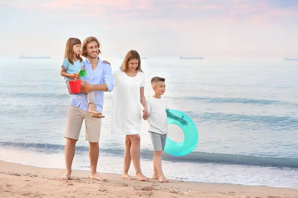 Retrato de familia feliz en la playa del mar —  Fotos de Stock