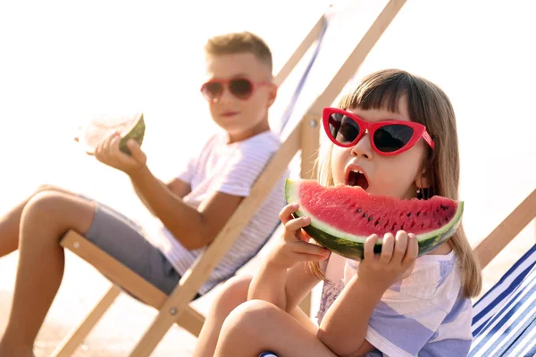 Little children eating watermelon on sea beach — Stock Photo, Image