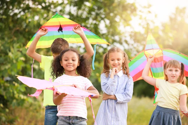 Kleine Kinder fliegen Drachen im Freien — Stockfoto