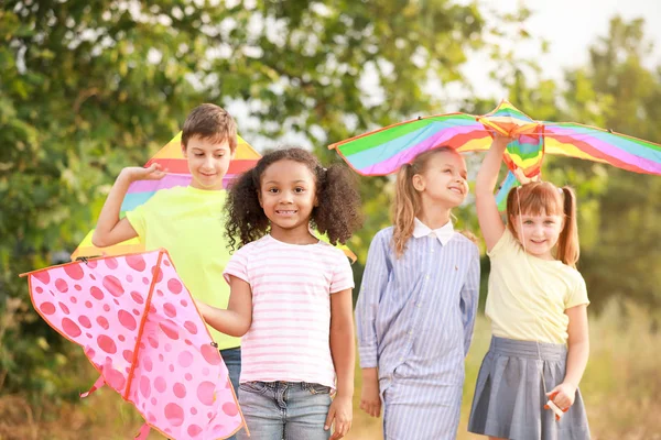 小さな子供たちが屋外で凧を飛ばす — ストック写真