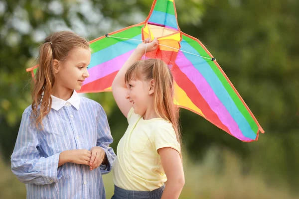 Kleine Mädchen fliegen Drachen im Freien — Stockfoto