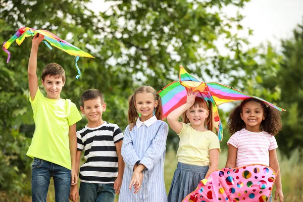 Pequenas crianças voando pipas ao ar livre — Fotografia de Stock