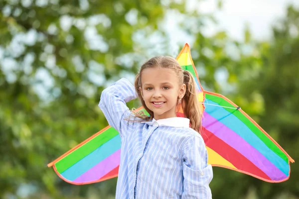 Bambina che vola aquilone all'aperto — Foto Stock