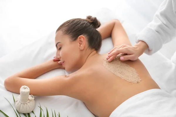 Młoda kobieta poddawany leczeniu peeling ciała w salonie Spa — Zdjęcie stockowe