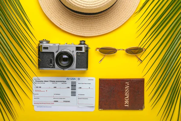 Композиція з жіночими аксесуарами, паспортом, квитками та фотоапаратом на кольоровому фоні — стокове фото