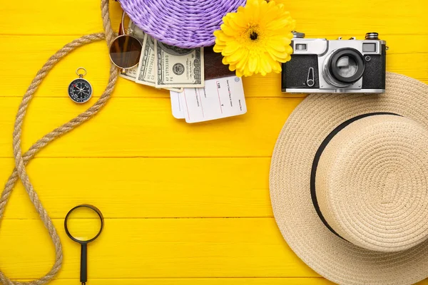 Composition avec accessoires féminins, passeport, billets et appareil photo sur fond couleur — Photo