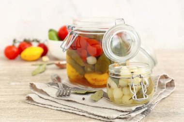 Masada farklı konserve sebzeler ile Kavanozlar