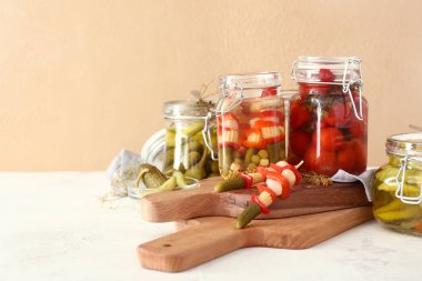 Masada farklı konserve sebzeler ile Kavanozlar
