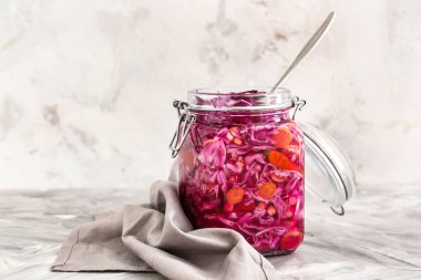 Gri arka planda konserve lahana ile Kavanoz