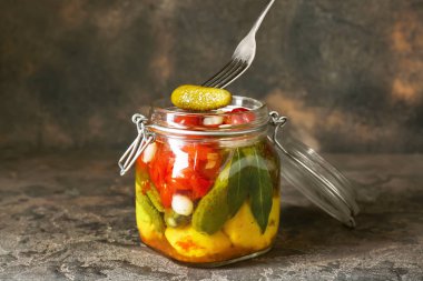 Grunge arka planda farklı konserve sebze ile Kavanoz