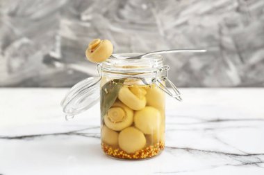 Masada konserve mantar ile Kavanoz