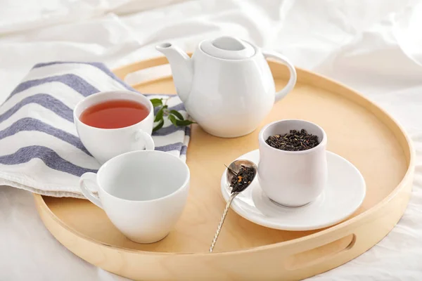 Tálca forró tea ágyon reggel — Stock Fotó