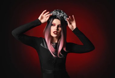 Cadılar Bayramı için koyu arka plan üzerine giymiş kadın güzel