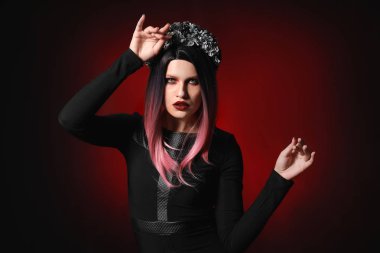 Cadılar Bayramı için koyu arka plan üzerine giymiş kadın güzel