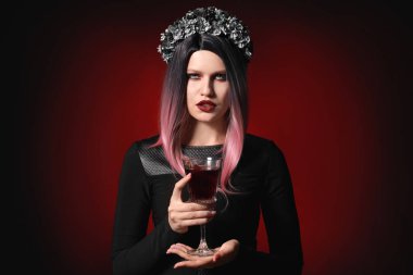 Cadılar Bayramı için koyu arka plan üzerine giymiş kadın güzel