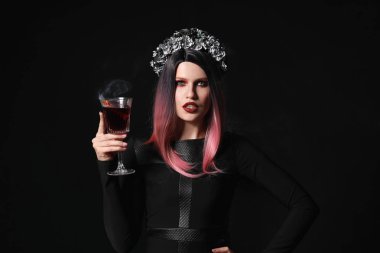 Cadılar Bayramı için koyu arka plan üzerine giymiş kadın güzel