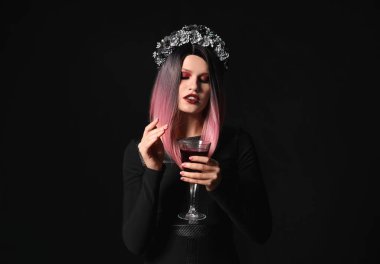 Cadılar Bayramı için koyu arka plan üzerine giymiş kadın güzel