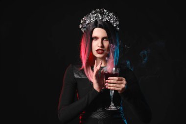 Cadılar Bayramı için koyu arka plan üzerine giymiş kadın güzel