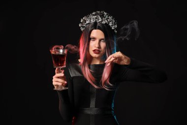 Cadılar Bayramı için koyu arka plan üzerine giymiş kadın güzel