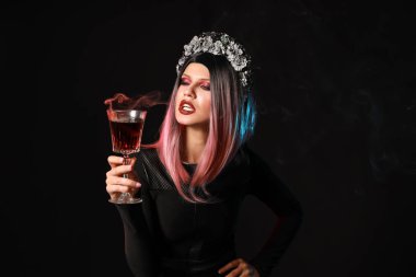 Cadılar Bayramı için koyu arka plan üzerine giymiş kadın güzel