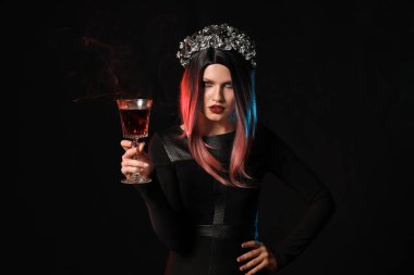 Cadılar Bayramı için koyu arka plan üzerine giymiş kadın güzel