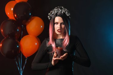 Cadılar Bayramı için koyu arka plan üzerine giymiş kadın güzel