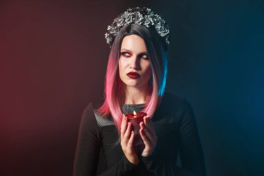 Cadılar Bayramı için koyu arka plan üzerine giymiş kadın güzel