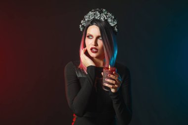 Cadılar Bayramı için koyu arka plan üzerine giymiş kadın güzel