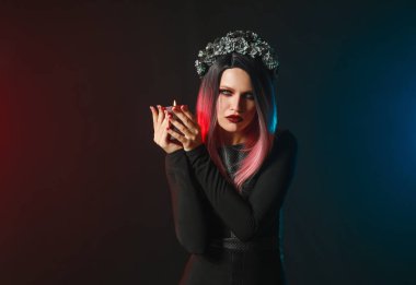 Cadılar Bayramı için koyu arka plan üzerine giymiş kadın güzel