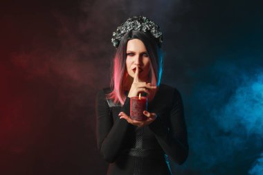 Cadılar Bayramı için koyu arka plan üzerine giymiş kadın güzel