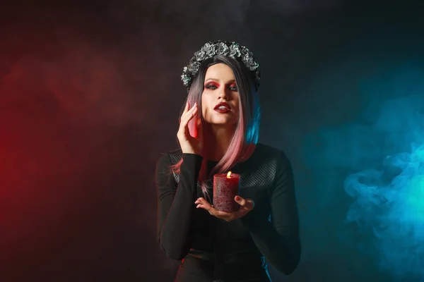 Красивая женщина, одетая на Хэллоуин на тёмном фоне — стоковое фото