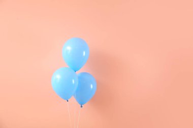 Renkli arka planda hava balonları