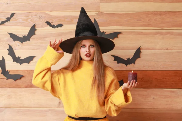 Gyönyörű nő öltözött boszorkány a Halloween a fából készült háttér — Stock Fotó