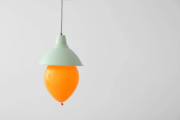 Ballon à air avec lampe moderne sur fond de lumière — Photo