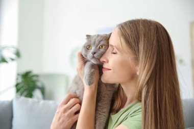 Evde sevimli kedi ile güzel kadın