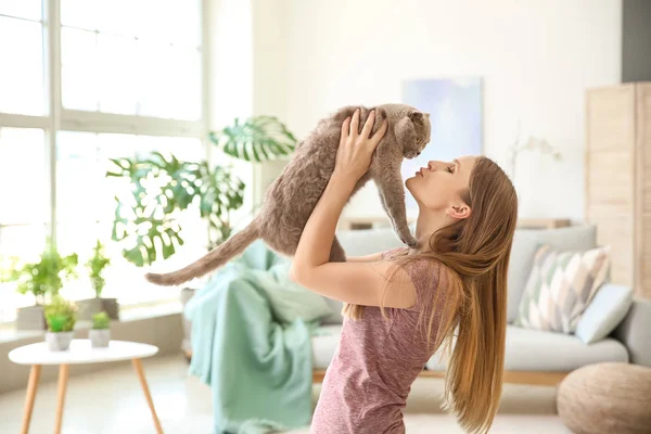 Krásná žena s roztomilou kočkou doma — Stock fotografie
